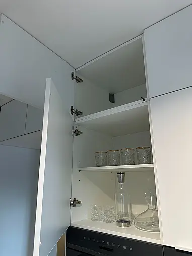 Designküche mit Glasoptikfront und Belvedere Natursteinplatte