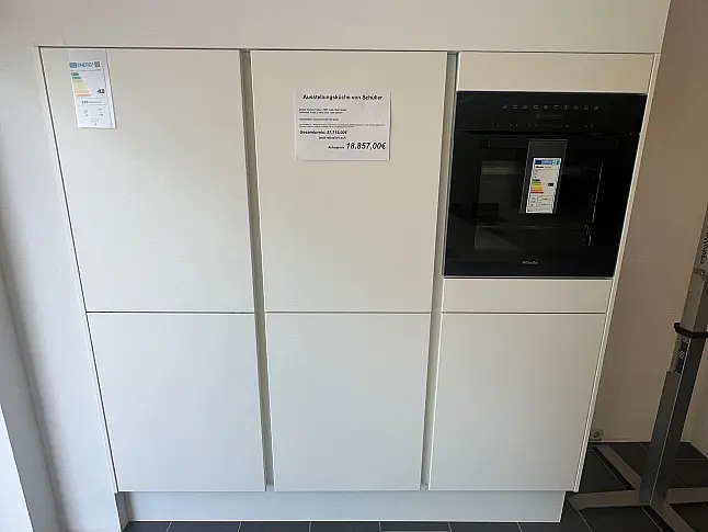 Puristische Designküche in Mattweiß mit Kochinsel und griffloser Optik