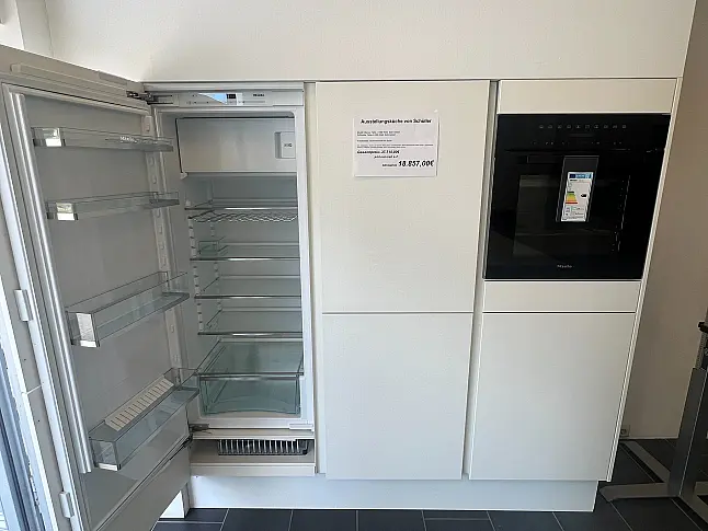 Puristische Designküche in Mattweiß mit Kochinsel und griffloser Optik
