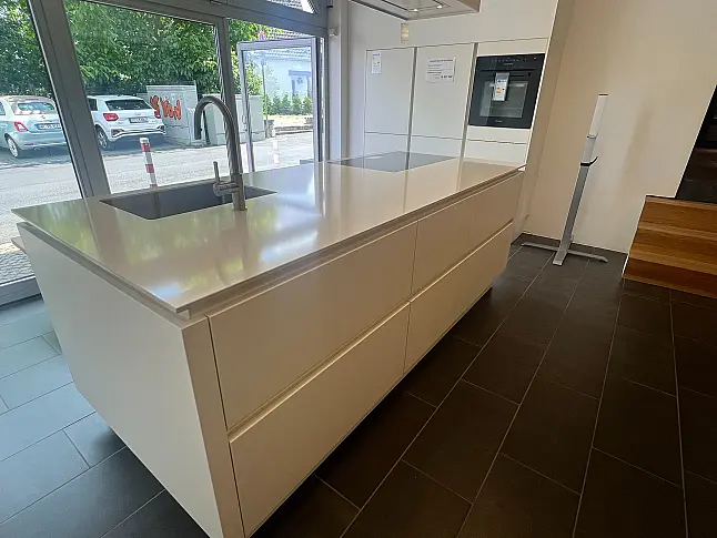Puristische Designküche in Mattweiß mit Kochinsel und griffloser Optik