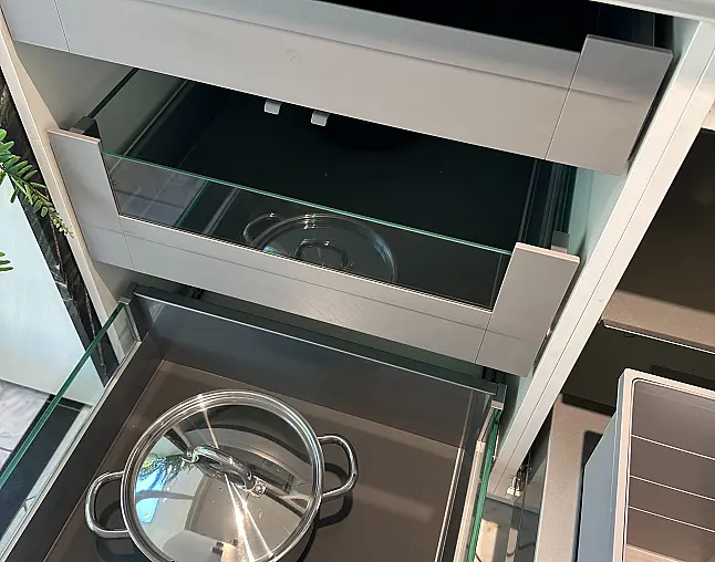 Designküche mit Glasoptikfront und Belvedere Natursteinplatte