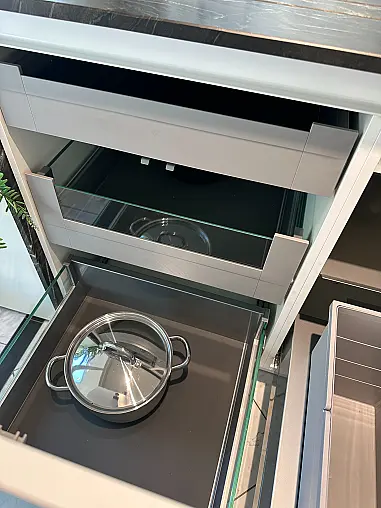 Designküche mit Glasoptikfront und Belvedere Natursteinplatte