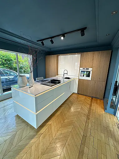 Designküche mit edlen Hochglanz - &amp; Echtholzfurnierfronten - Insel mit integrierter Zeile