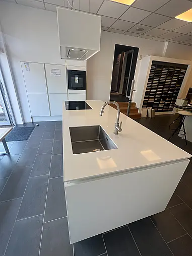 Puristische Designküche in Mattweiß mit Kochinsel und griffloser Optik