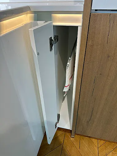 Designküche mit edlen Hochglanz - &amp; Echtholzfurnierfronten - Insel mit integrierter Zeile