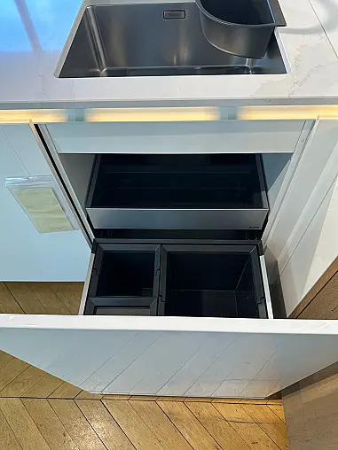 Designküche mit edlen Hochglanz - &amp; Echtholzfurnierfronten - Insel mit integrierter Zeile