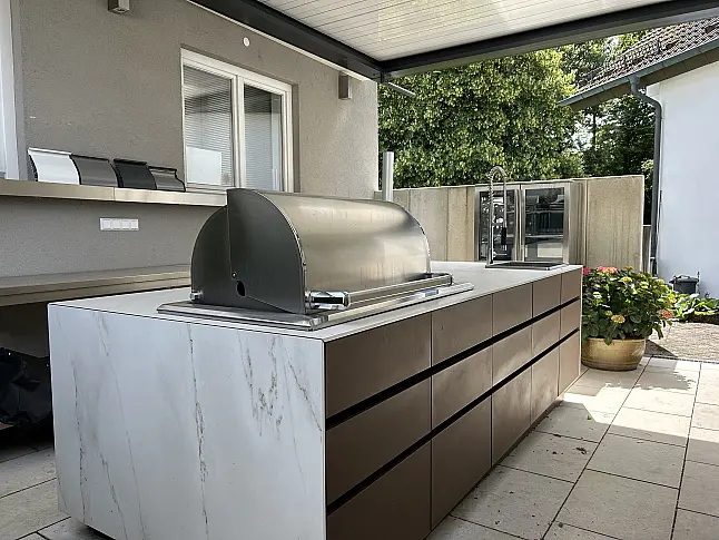 Moderne Gartenküche mit Fronten aus Keramik und Cortenstahl
