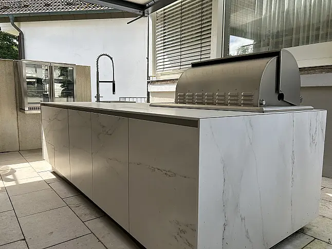 Moderne Gartenküche mit Fronten aus Keramik und Cortenstahl