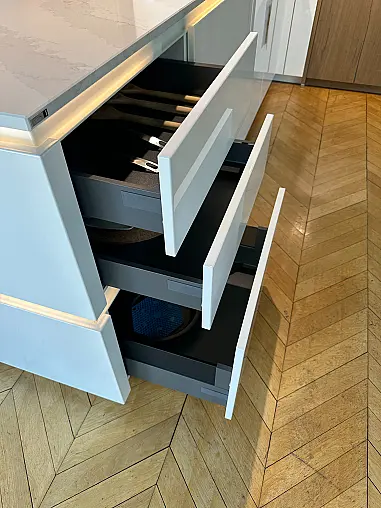 Designküche mit edlen Hochglanz - &amp; Echtholzfurnierfronten - Insel mit integrierter Zeile