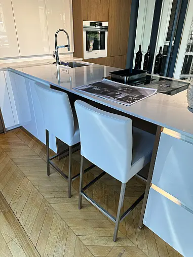Designküche mit edlen Hochglanz - &amp; Echtholzfurnierfronten - Insel mit integrierter Zeile