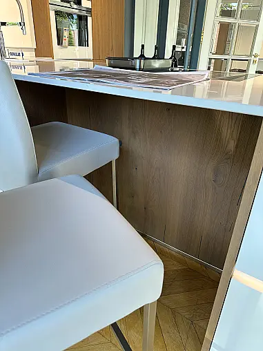 Designküche mit edlen Hochglanz - &amp; Echtholzfurnierfronten - Insel mit integrierter Zeile