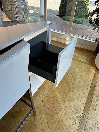 Designküche mit edlen Hochglanz - &amp; Echtholzfurnierfronten - Insel mit integrierter Zeile