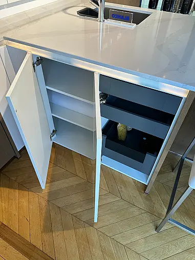 Designküche mit edlen Hochglanz - &amp; Echtholzfurnierfronten - Insel mit integrierter Zeile