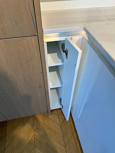 Designküche mit edlen Hochglanz - &amp; Echtholzfurnierfronten - Insel mit integrierter Zeile