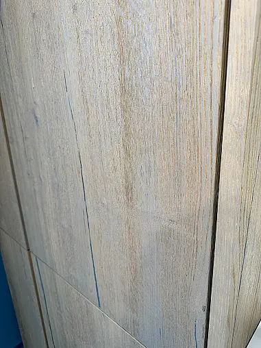 Designküche mit edlen Hochglanz - &amp; Echtholzfurnierfronten - Insel mit integrierter Zeile