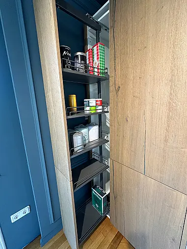 Designküche mit edlen Hochglanz - &amp; Echtholzfurnierfronten - Insel mit integrierter Zeile