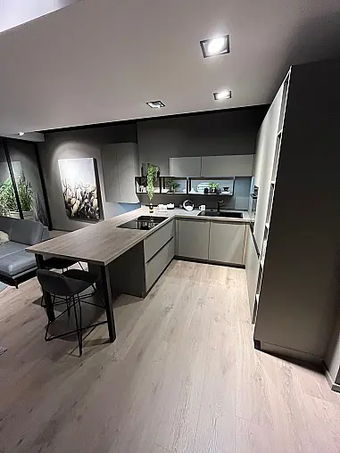 Exklusive Messeküche - Kochinsel mit Sitzgelegenheit - Viel LED-Beleuchtung  - XL-Schränke