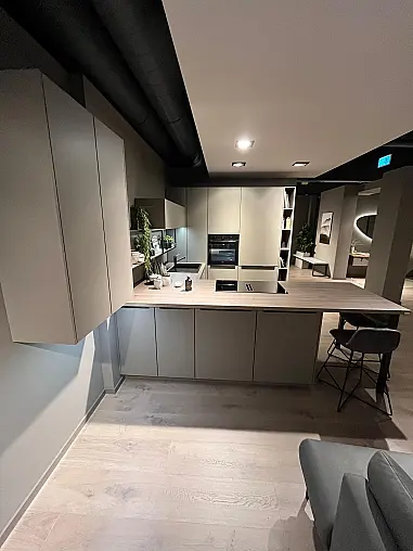 Exklusive Messeküche - Kochinsel mit Sitzgelegenheit - Viel LED-Beleuchtung  - XL-Schränke