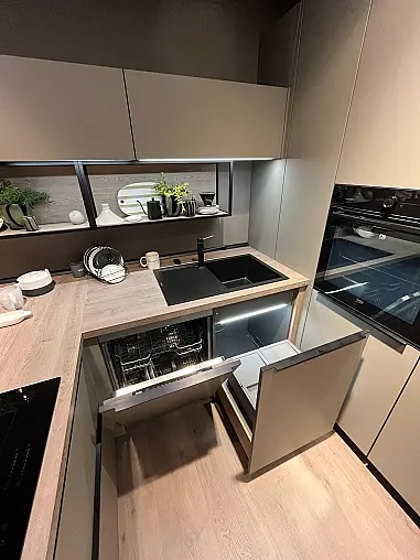 Exklusive Messeküche - Kochinsel mit Sitzgelegenheit - Viel LED-Beleuchtung  - XL-Schränke