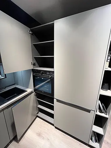 Exklusive Messeküche - Kochinsel mit Sitzgelegenheit - Viel LED-Beleuchtung  - XL-Schränke