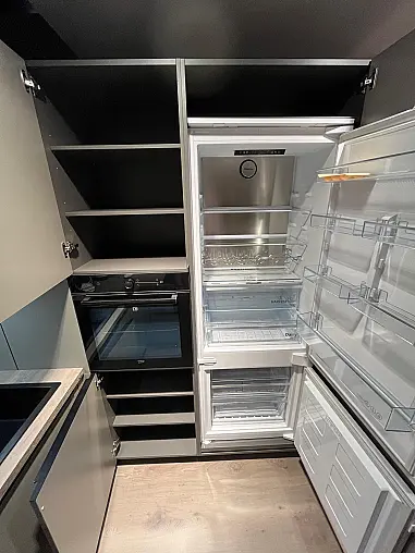 Exklusive Messeküche - Kochinsel mit Sitzgelegenheit - Viel LED-Beleuchtung  - XL-Schränke