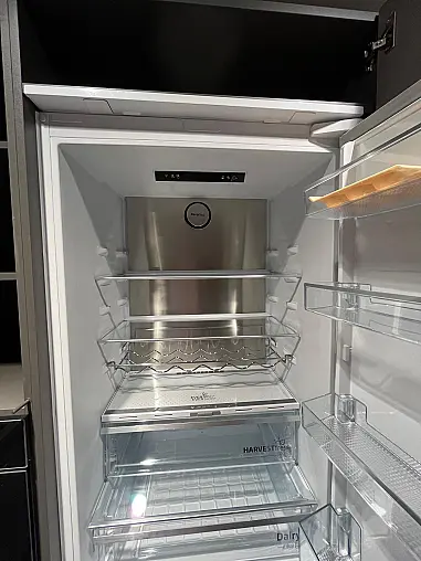 Exklusive Messeküche - Kochinsel mit Sitzgelegenheit - Viel LED-Beleuchtung  - XL-Schränke