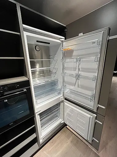 Exklusive Messeküche - Kochinsel mit Sitzgelegenheit - Viel LED-Beleuchtung  - XL-Schränke