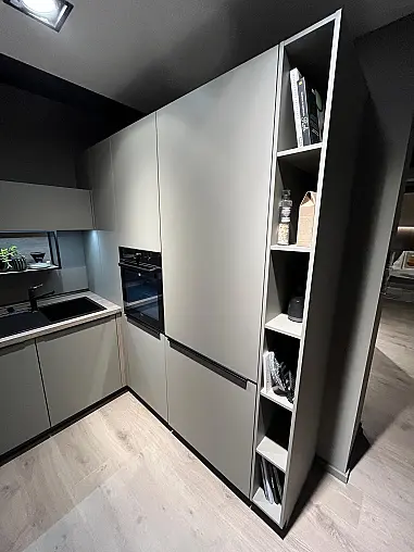 Exklusive Messeküche - Kochinsel mit Sitzgelegenheit - Viel LED-Beleuchtung  - XL-Schränke