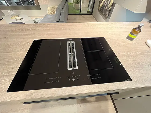 Exklusive Messeküche - Kochinsel mit Sitzgelegenheit - Viel LED-Beleuchtung  - XL-Schränke