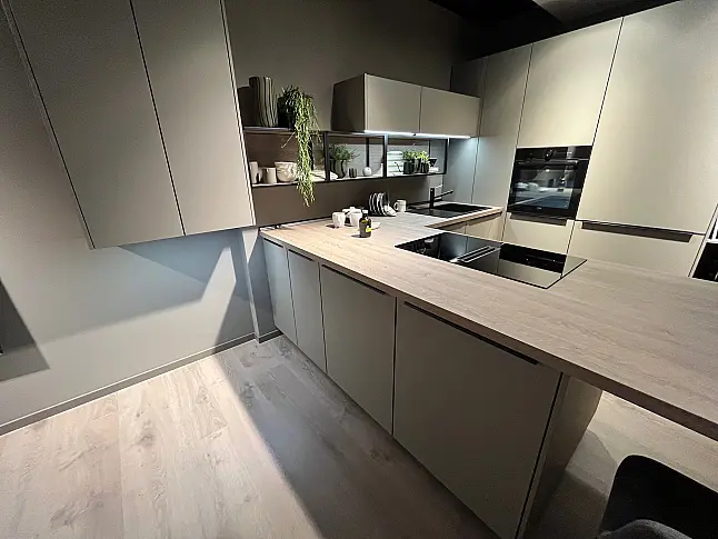 Exklusive Messeküche - Kochinsel mit Sitzgelegenheit - Viel LED-Beleuchtung  - XL-Schränke