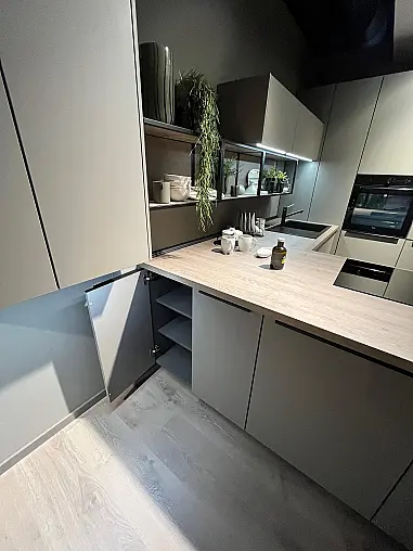 Exklusive Messeküche - Kochinsel mit Sitzgelegenheit - Viel LED-Beleuchtung  - XL-Schränke