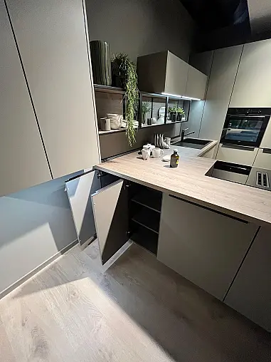 Exklusive Messeküche - Kochinsel mit Sitzgelegenheit - Viel LED-Beleuchtung  - XL-Schränke