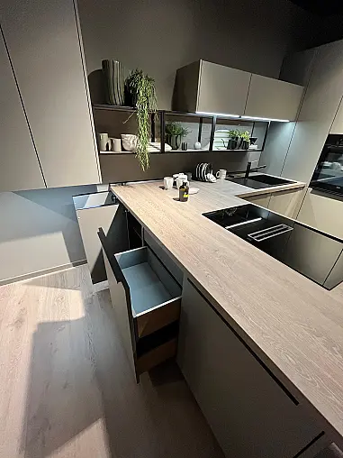 Exklusive Messeküche - Kochinsel mit Sitzgelegenheit - Viel LED-Beleuchtung  - XL-Schränke