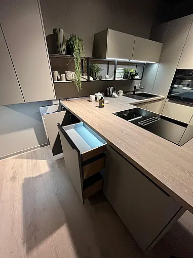 Exklusive Messeküche - Kochinsel mit Sitzgelegenheit - Viel LED-Beleuchtung  - XL-Schränke