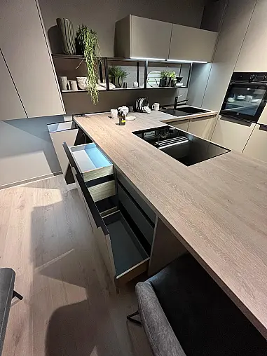 Exklusive Messeküche - Kochinsel mit Sitzgelegenheit - Viel LED-Beleuchtung  - XL-Schränke