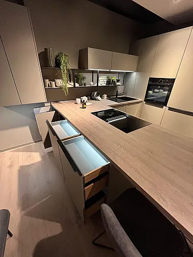 Exklusive Messeküche - Kochinsel mit Sitzgelegenheit - Viel LED-Beleuchtung  - XL-Schränke