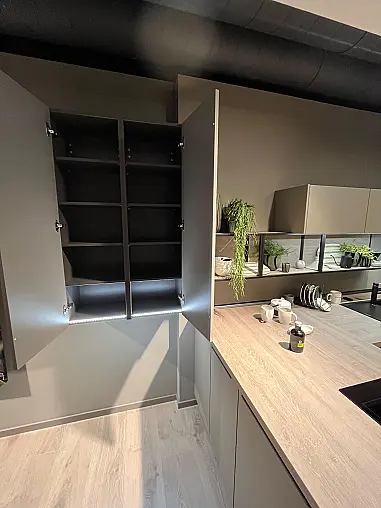 Exklusive Messeküche - Kochinsel mit Sitzgelegenheit - Viel LED-Beleuchtung  - XL-Schränke