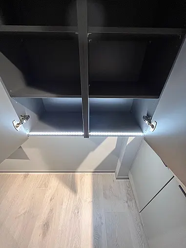 Exklusive Messeküche - Kochinsel mit Sitzgelegenheit - Viel LED-Beleuchtung  - XL-Schränke
