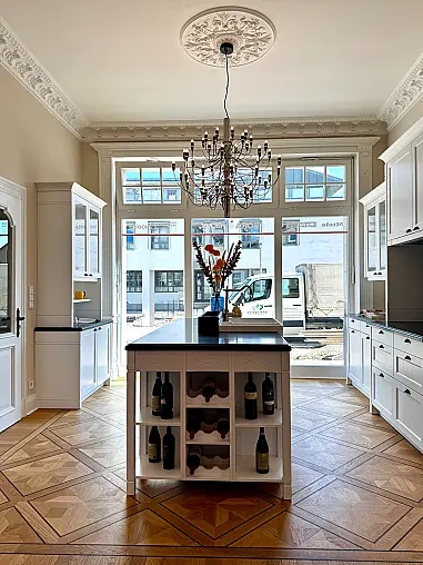 Moderne Landhausküche mit Natursteinarbeitsplatte
