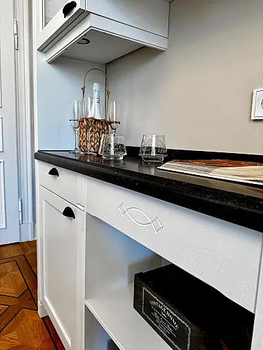 Moderne Landhausküche mit Natursteinarbeitsplatte