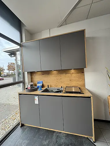 Moderne Designküche in Fumo Matt und Wild Oak mit schwarzen Akzenten