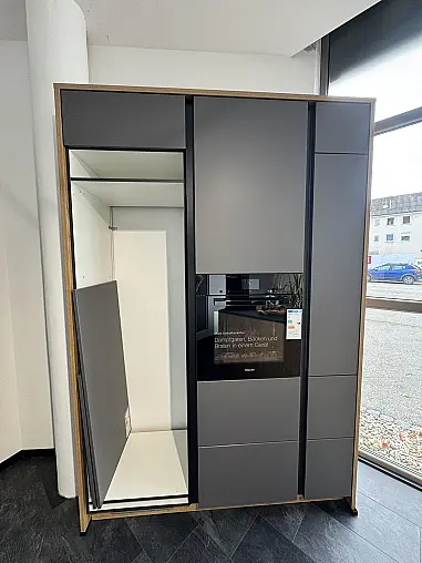 Moderne Designküche in Fumo Matt und Wild Oak mit schwarzen Akzenten