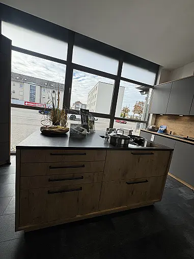 Moderne Designküche in Fumo Matt und Wild Oak mit schwarzen Akzenten