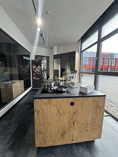 Moderne Designküche in Fumo Matt und Wild Oak mit schwarzen Akzenten