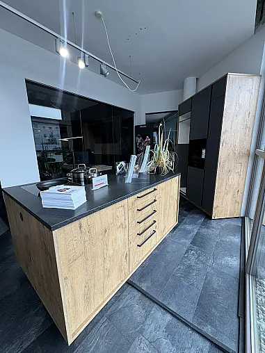 Moderne Designküche in Fumo Matt und Wild Oak mit schwarzen Akzenten