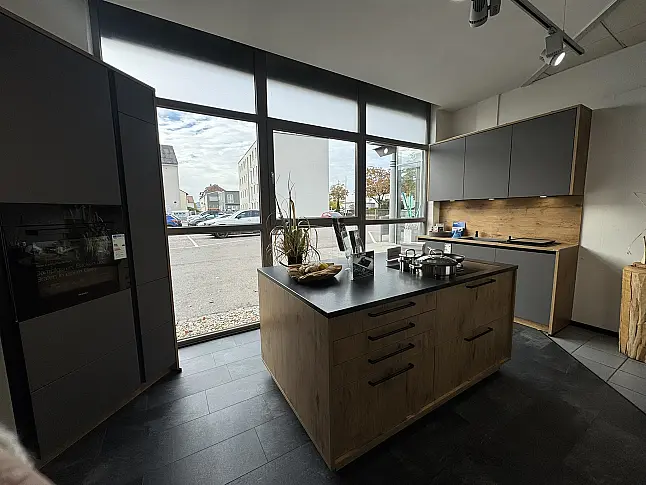 Moderne Designküche in Fumo Matt und Wild Oak mit schwarzen Akzenten