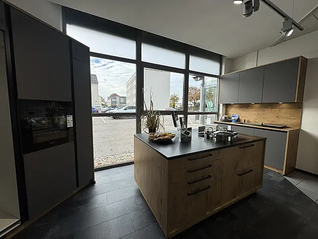 Moderne Designküche in Fumo Matt und Wild Oak mit schwarzen Akzenten