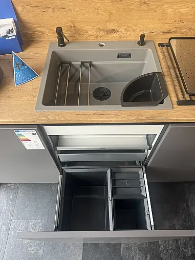 Moderne Designküche in Fumo Matt und Wild Oak mit schwarzen Akzenten