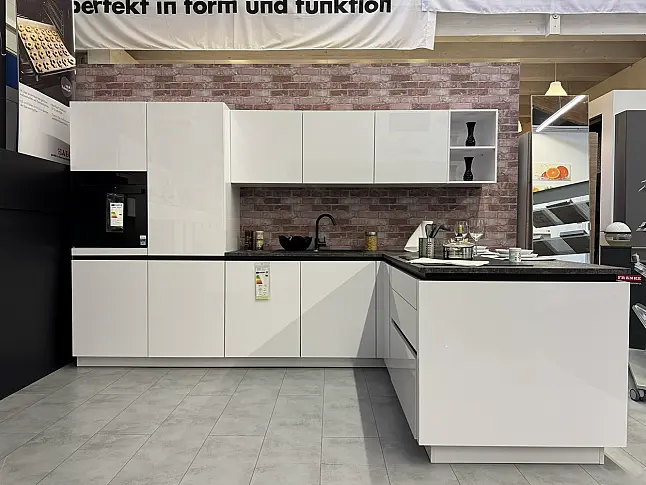 Ausstellungsküche L16 Lux, 36A Articweiß Hochglanz