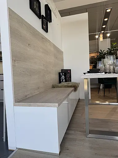 Sitzbank mit Tisch